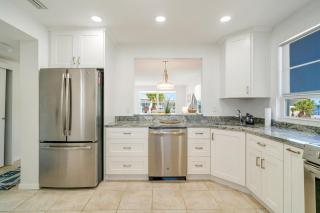 Waterfront 2-Bedroom Retreat in Longboat Key - 5