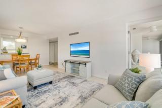 Waterfront 2-Bedroom Retreat in Longboat Key - 2