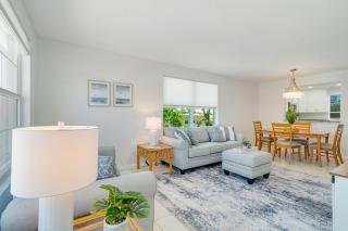 Waterfront 2-Bedroom Retreat in Longboat Key - 2