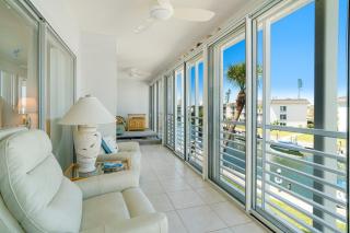 Waterfront 2-Bedroom Retreat in Longboat Key - 4