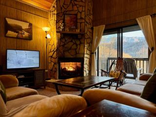Mtn View, Foosball & Hot Tub-3 bedroom in GBurg! - Gatlinburg - 0