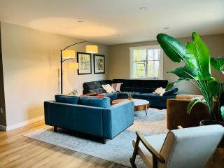 Modern Midtown Base Camp with 3 Luxe King Beds - Anchorage - 0
