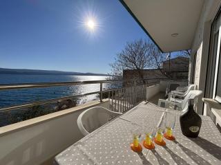 Azure Apartments By The Sea Near City Omiš - Omiš - 5