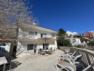 Azure Apartments By The Sea Near City Omiš - Omiš - 7