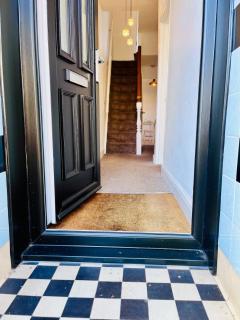 Charming End of Terrace Home with Garden - Cardiff - 9