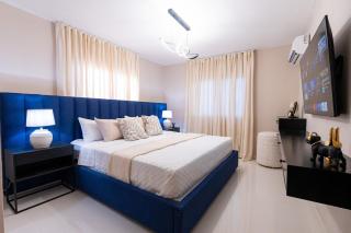 Modern 3BR! 9FL, King Bed! STI with Pool! Fast wifi! - 6