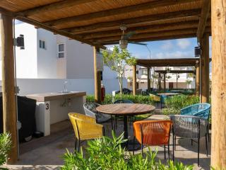 Casa en fraccionamiento privado con alberca y asadores - Almarena 1438 - La Florida - 1