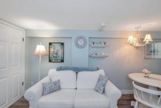 Quaint 1 bedroom lower suite in Victoria, BC - 1
