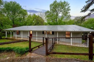 Modish Farmhouse- Hot Tub Gameroom Firepit & BBQ - Broken Bow - 0