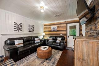 Modish Farmhouse- Hot Tub Gameroom Firepit & BBQ - Broken Bow - 7