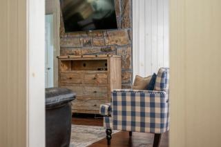Modish Farmhouse- Hot Tub Gameroom Firepit & BBQ - Broken Bow - 3