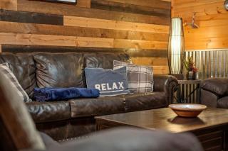 Modern Cabin Retreat- Hot Tub BBQ and Firepit - Broken Bow - 2