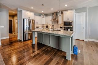 Luxury Retreat- Modern 5BR Ranch in Bennington - 4