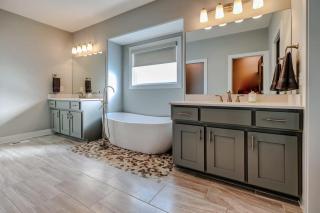 Luxury Retreat- Modern 5BR Ranch in Bennington - 5
