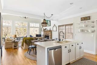 Your Serene Family Retreat in Big Canoe - 2