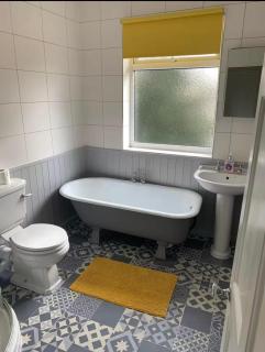 The Tudors Modern 3-Bed Home with Fast WiFi, Private Drive & Near Town Center - 3