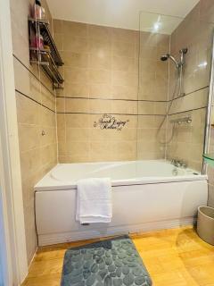 Prime Area, Stylish 2 - Bed, Netflix, Games & parking - Birmingham - 4