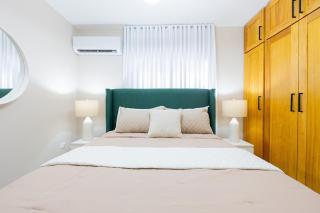 Modern 3BR! 9FL, King Bed! STI with Pool! Fast wifi! - 3