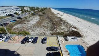 COUPLES GETAWAY, HONEYMOON SWEET, Perfectly Cozy Beach Front Condo with kitchen, pool, free parking,CHECK-IN AT DOOR - Panama City Beach - 5