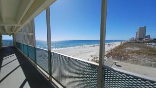 COUPLES GETAWAY, HONEYMOON SWEET, Perfectly Cozy Beach Front Condo with kitchen, pool, free parking,CHECK-IN AT DOOR - Panama City Beach - 8