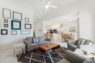 Poolside Bliss and a Family-Friendly Oasis - Naples - 1