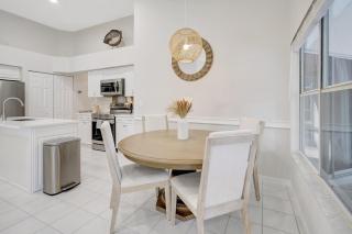 Live Like a Local Charming Pool Home in Berkshire Lakes - Naples - 2