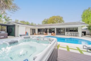 Resort Style Backyard Heated Pool Hot Tub Fire Pit - Fort Lauderdale - 0