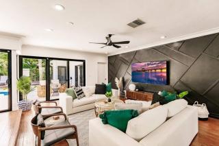 Resort Style Backyard Heated Pool Hot Tub Fire Pit - Fort Lauderdale - 7
