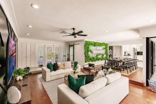 Resort Style Backyard Heated Pool Hot Tub Fire Pit - Fort Lauderdale - 2