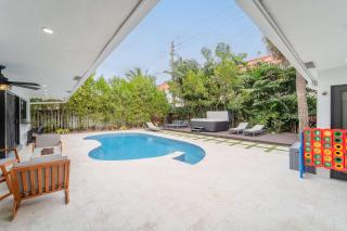 Resort Style Backyard Heated Pool Hot Tub Fire Pit - Fort Lauderdale - 4