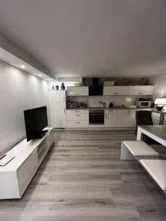 Frisch Renovierte Souterrain Wohnung - 8