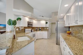 Sunny Retreat with Private Pool in North Naples - Naples - 3