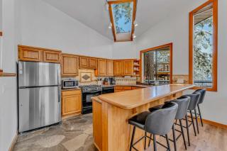 Luxury Truckee Retreat with Hot Tub and Sauna - Truckee - 3