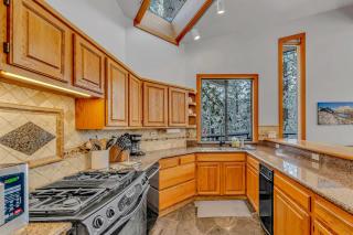 Luxury Truckee Retreat with Hot Tub and Sauna - Truckee - 4