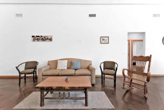 8-Bedroom Branson Retreat- Hot Tub & Porch Swings - 3