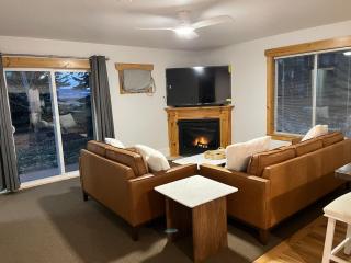 Spacious Modern Home with Game Room - 9