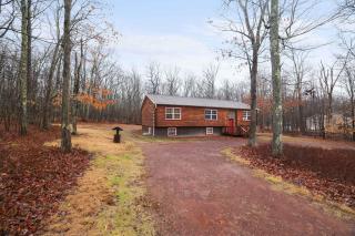 Cozy Freeland Retreat- Firepit Pool Table Hot Tub - 0