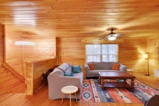 Cozy Freeland Retreat- Firepit Pool Table Hot Tub - 7