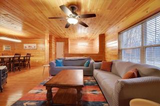 Cozy Freeland Retreat- Firepit Pool Table Hot Tub - 5