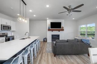 Cozy Table Rock Lake Home w Hot Tub & Game Room - Branson - 3