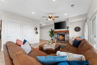 Modern Retreat wHot Tub Arcade & Stunning Views - Branson - 0