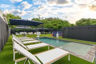 2 Homes Pools Kitchens Greece Japan Design - Miami - 6