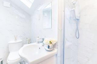 Luxury Apartment - Close to City Centre - Free Parking, Fast Wifi and SmartTV by Yoko Property - Coventry - 3