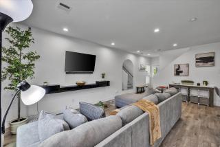 Modern New Build Home Yard Bbq Games Desks Wifi - Houston - 3
