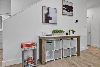 Modern New Build Home Yard Bbq Games Desks Wifi - Houston - 5