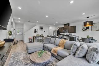Modern New Build Home Yard Bbq Games Desks Wifi - Houston - 0