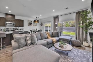 Modern New Build Home Yard Bbq Games Desks Wifi - Houston - 4