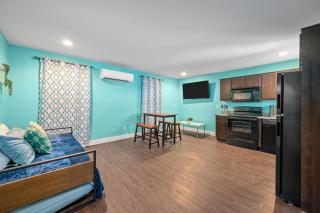 Chic Comfort Near Houston Hotspots - 0