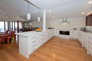 On The Beach - Glenelg, Sea Views - close to Cafes, Shopping - Glenelg - 2