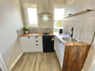 The Beach Side Micro Apartment With Free Parking - Blacksmiths - 3